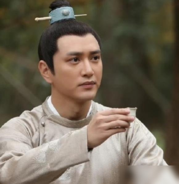王仁君拿了飞天奖，热搜底下全在喊“盛长柏”。
六年前《知否》里那个板着脸、走路带风的盛家嫡长子，到现在还有人天天去考古。网友直接团建，说长柏哥哥升官了，从翰林院一路干到了飞天奖。
再看这次拿奖的《浴血荣光》，他演的是毛泽东。剧组取景全在真实历史发生地，导演不玩虚的。他自己领奖也就一句：荣誉属于革