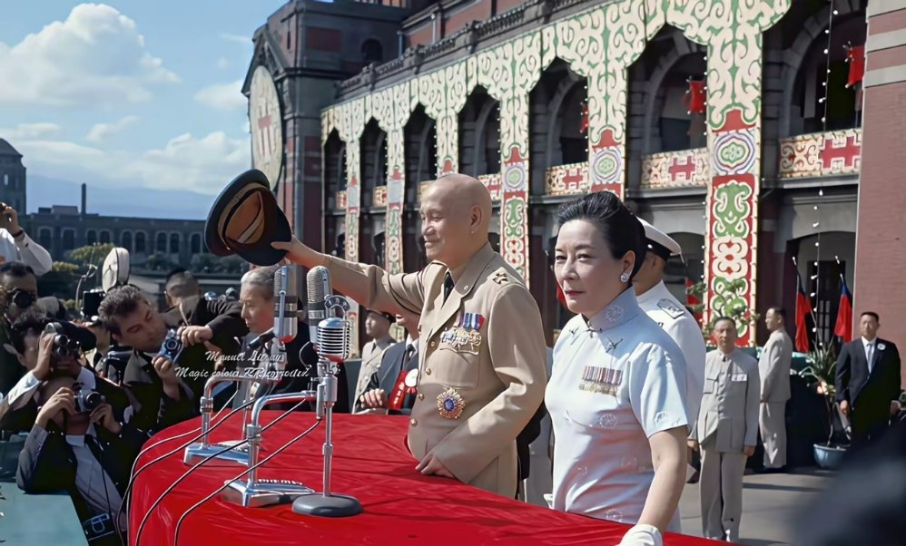 1969年，台北。蒋介石和宋美龄在阅兵，老蒋给宋授了“五星上将”的军衔。​​