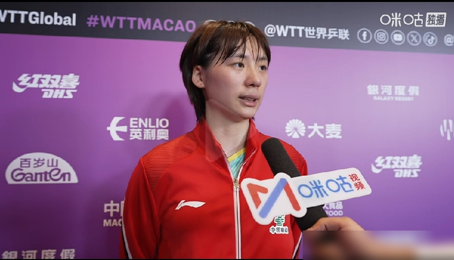 一战封神，19岁小将陈熠4：0横扫德国削球名将，这背后远不止是天赋。
她终于捅破了那层窗户纸，要知道，过去面对韩莹，她4次交手只赢过1次，还多次被2：0领先大逆转，心态一度是死穴。
但这次不一样了，她没有急着一板抡死，而是死死咬住，哪怕一度2：6落后，都硬是靠高质量的重板和耐心，一分一分磨回来，