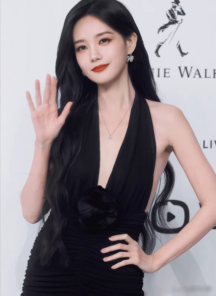 保姆竟然是老公的隐婚原配，联手设局吃绝户！
新剧《美人余》被骂到全网弃剧，继子爱上后妈，赘婿疯狂骗婚，剧情癫到两眼发黑，李一桐和乔振宇的状态更被吐槽根本接不住戏。
查了原著才知道，小说原本走的是冷峻现实风。剧版大笔一挥，为了博眼球硬改成爽剧，塞满了保姆真原配、联手小三反杀的浮夸套路。
总以为堆