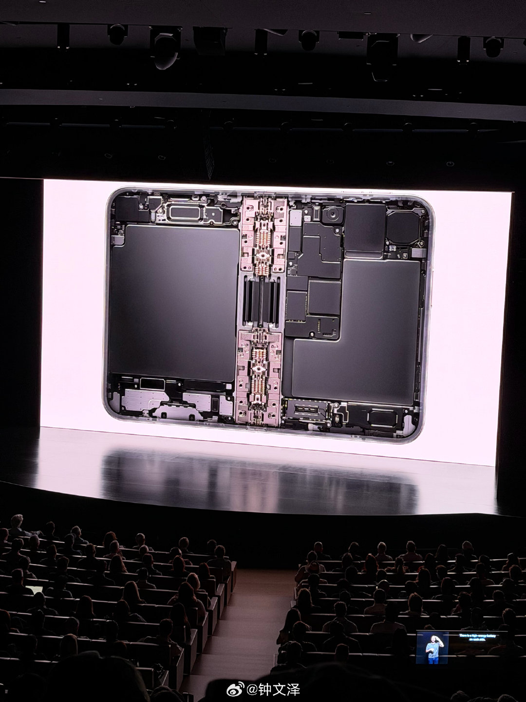 iPhone Duo 配备双电池，31 小时视频内屏播放。

20 分钟充入 50%。 ​