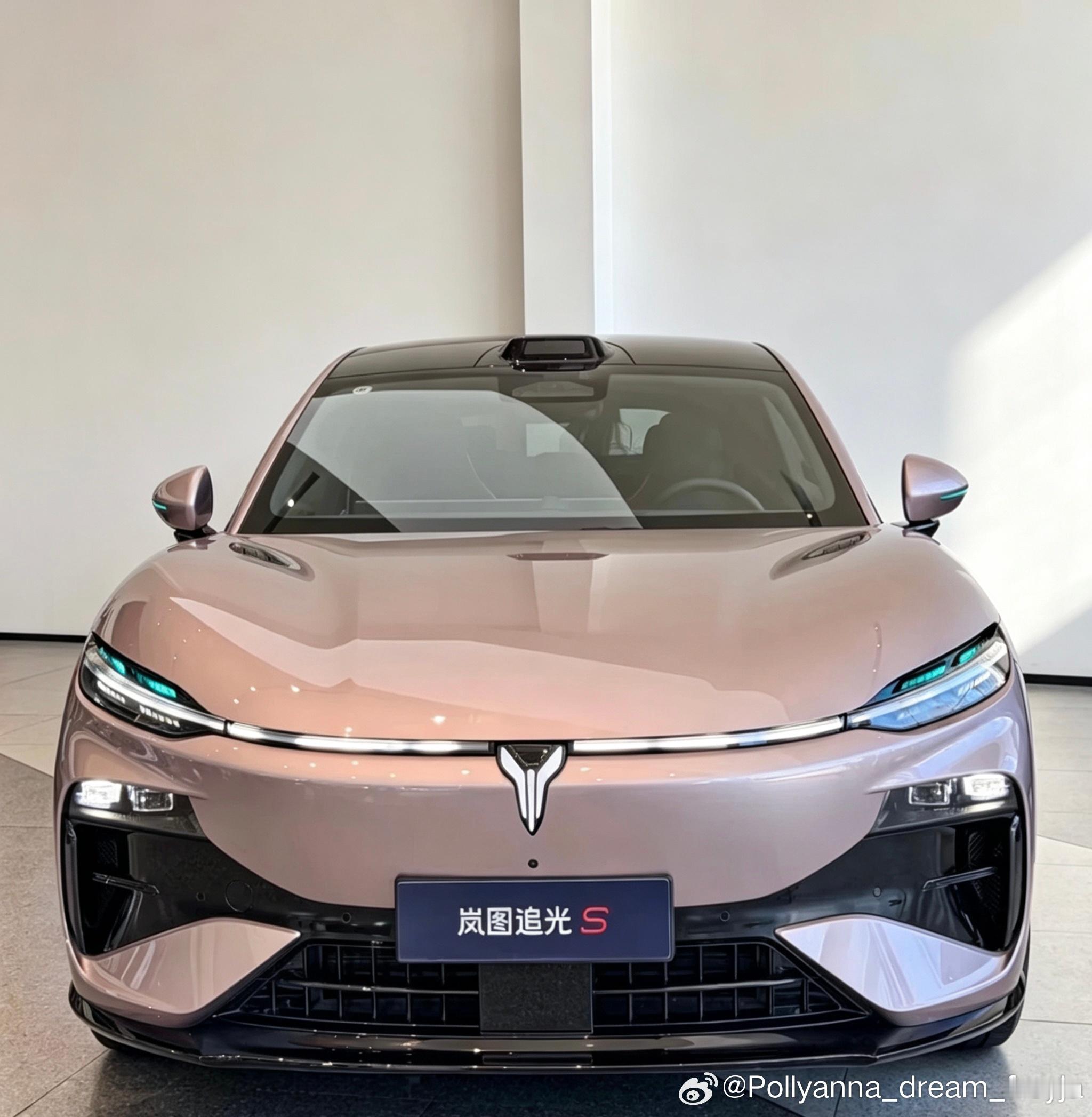 闺女眼光可以
眼看着闺女要毕业了，想给她买辆车，一进展厅就被#岚图追光s# 吸引了。粉色车身颜色适合小女孩，线条流畅，内里全黑炫酷，适合甜酷女孩。#到店试驾# 店里小伙热情，带着我们去试驾，说周围山路多，让我们体验下魔毯底盘的舒适感。体验感确实很好，不晃不颠，不容易晕车。那个岚擎功能愣是 ​