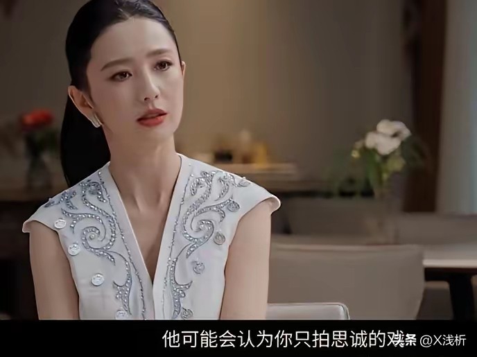 瞒了5年！
佟丽娅10岁儿子至今不知爸妈已离婚。

佟丽娅在鲁豫访谈里亲口承认，朵朵到现在还以为爸妈只是工作忙。离婚五年，她和陈思诚在孩子面前演了五年“正常家庭”。

朵朵从公立转去国际学校，一年学费大几十万，小酒窝在机场随口一句“朵朵转学啦”就把这事曝了出来。避开舆论是真，铺国际化路线也是真。