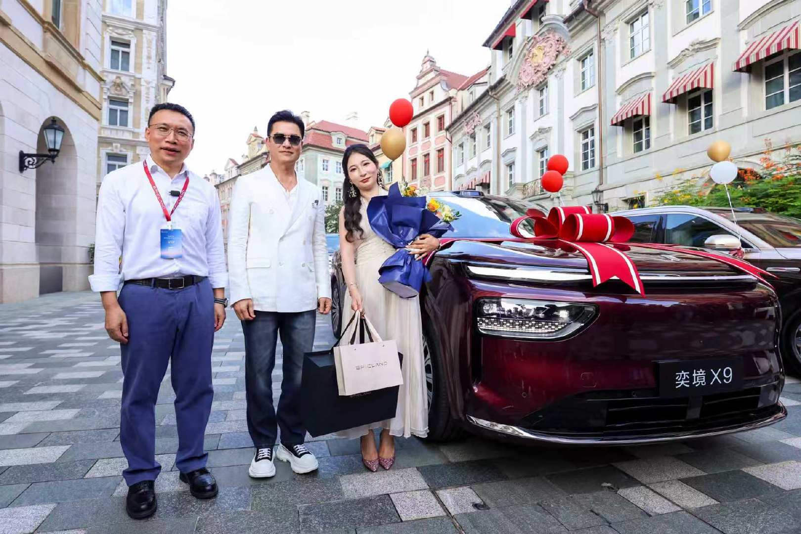 #郭富城给奕境X9车主交车# 严肃的交付现场藏着满满的欢乐瞬间，三人现场切磋互动，一招一式认真较劲，画风轻松又有趣。话题随心切换，闲聊日常点滴，在欢声笑语之中，也能感受到安稳舒适的出行对于一家人的重要意义。 ​