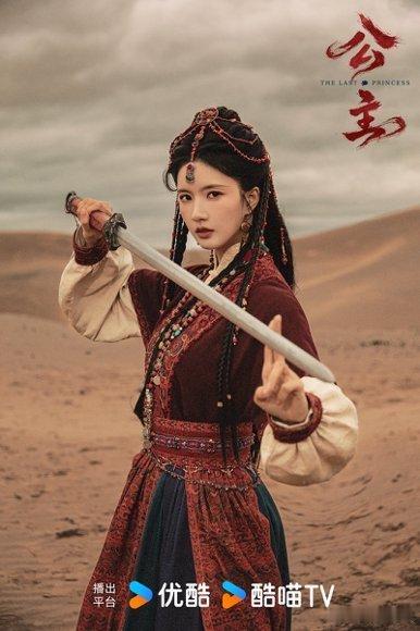 #电视剧公主乱世沉沙大片#刘些宁和姚弛在大漠里策马也太飒了，一个教射箭一个认真学，这师徒感我磕拉了！ #电视剧公主# ​
