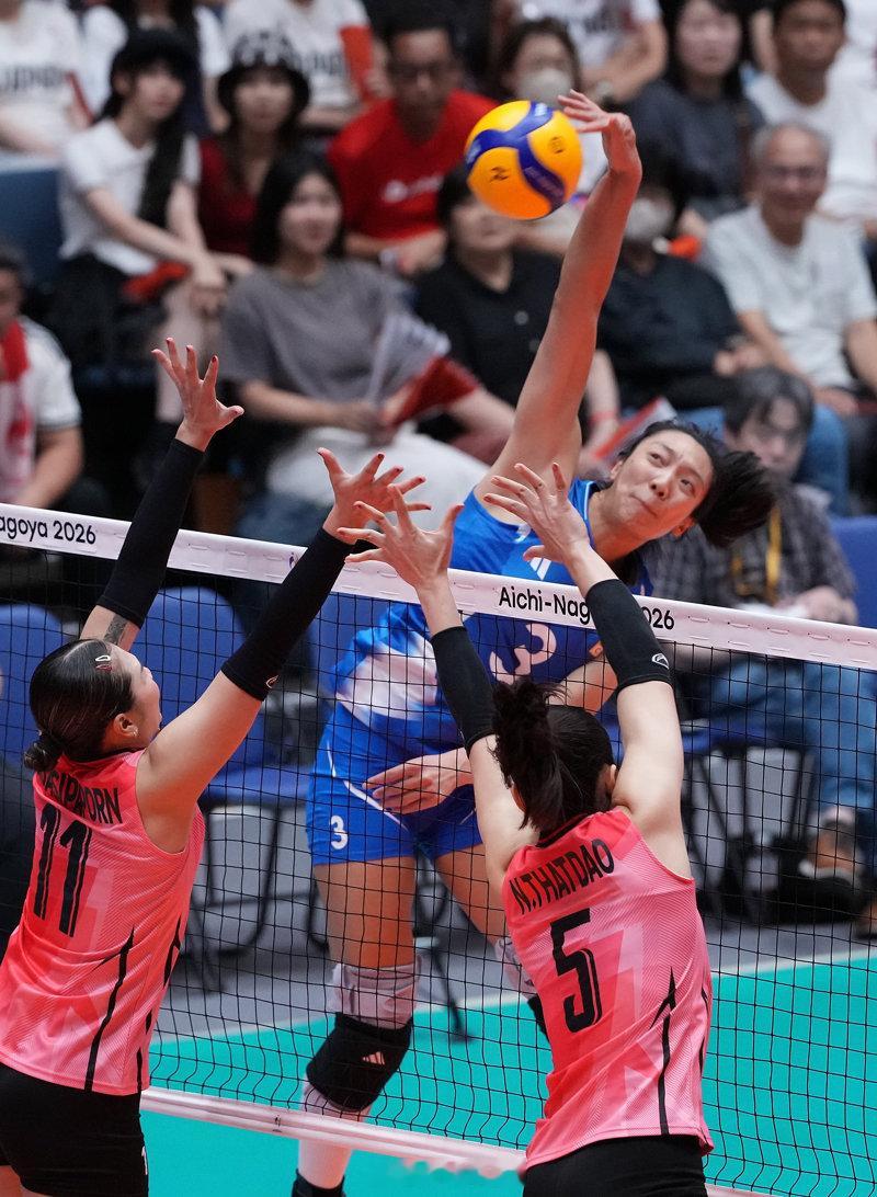 #中国女排将与日本女排争冠#【决赛对阵确定！日本女排3-0击败韩国，将与中国女排争夺亚运金牌】中国女排将与日本女排争夺金牌！名古屋亚运会女排半决赛，日本女排3-0（25-20、25-22、25-16）战胜韩国女排，晋级决赛。（咪咕体育） ​​​​