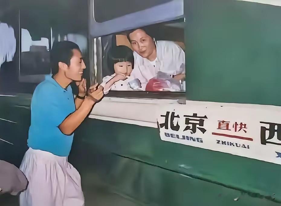 张艺谋：送走她们母女离京，马上要自由了！
这是早些年张艺谋在北京站送别妻女的一幕，和多数夫妻离别时心头发酸的状态全然不同，他反倒满脸堆着笑，明摆着透出一股你不在家我反倒更自在的松弛感。
那时候他早已和巩俐暗生情愫走到了一起，唯独他的发妻还被蒙在鼓里毫不知情。妻女刚动身离开，巩俐早早就为张艺谋备妥了好