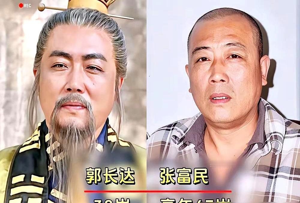演正派的成了伪君子，演配角的却靠一句“元芳”火透半边天。

邢岷山当年一身白衣演白云瑞，后来丢掉折扇，把剑晨演得让人恨穿屏幕。赵恒煊顶着主角徐良那张脸，转头就叼起烟演了黑老大。

张子健当年在剧组提着刀演王顺，顺道跟女演员结了婚。硬生生熬了十几年，他换上官服，把一句台词念成了全网爆梗。

戏里的剧本