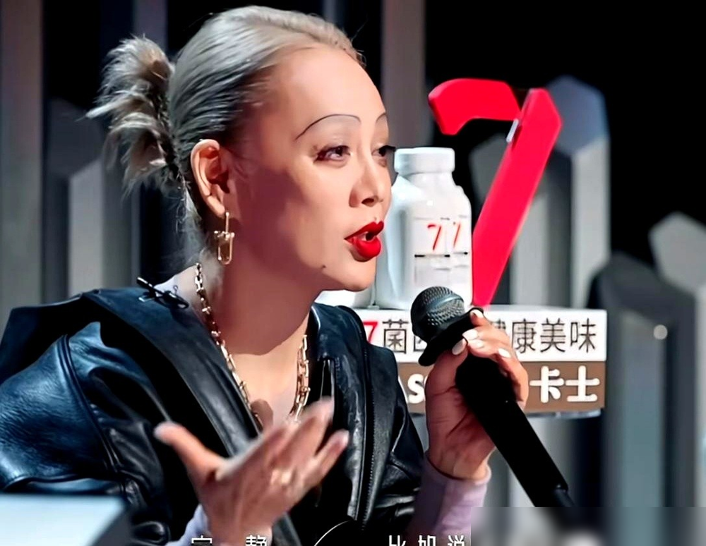 何炅的下意识动作，比所有刻意的高情商人设都动人。
主持时不小心用话筒撞了导演头，他一句这个访问究竟够不够深，笑着把尴尬化成了梗。唐国强叫错他名字，他第一时间揽锅，给足前辈体面。
赵丽颖被追问敏感问题手指抖，他侧身挡在中间，把八卦提问直接拉回演员靠作品说话，悄无声息就给人搭好台阶。
真正顶级的修