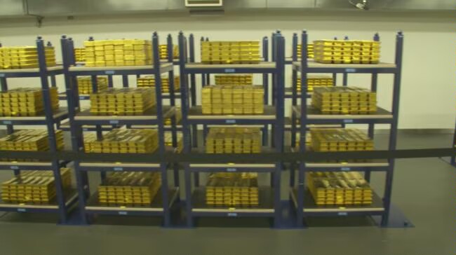 荷兰传来消息
9月2日，据新华社海牙电，荷兰中央银行当日对外公布，今年3月至8月期间，该行把大约86吨黄金储备从美国纽约、加拿大渥太华转移到英国伦敦，目的是分散资产风险，为应对潜在危机提前做好相关准备。

看似只是一次跨国黄金仓储调整，实则是欧洲国家最新的金融避险大动作。86吨黄金，折合价值超百亿美