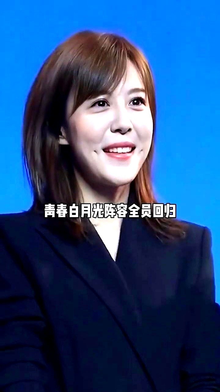 胡一菲唐悠悠吕子乔张伟竟然又钻进同一个剧组了，连Lisa榕都在。

这次真不是走穴凑热闹，是实打实开机拍新剧。开机现场这帮人凑一块，叽叽喳喳吵得像回到了那个合租套间。李佳航这次不吃亏了，直接带着现实里的老婆李晟进组，张伟眼看要在戏里翻身谈个正经恋爱。

内娱多少剧组一杀青就老死不相往来，这帮人私下聚