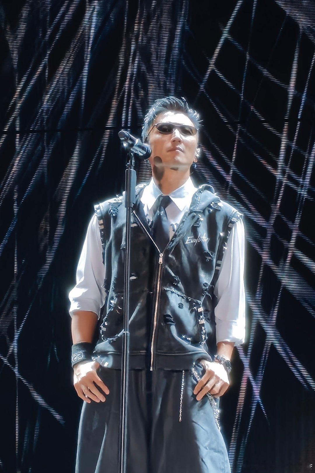 #谢霆锋[超话]#  
今晚好型！！
#谢霆锋长沙演唱会##谢霆锋进化演唱会##evolutionniclive# ​
