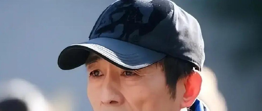 76岁张艺谋釜山当主席，长子新片杀青女儿三部戏待播，女婿孟丹青却当上IMAX中国CEO从不蹭岳父，这家人到底谁在替谁撑场子
2026年初，76岁的张艺谋因积劳成疾全面停工休养了四个月，4月一场活动上，他需要工作人员搀扶才能走上台阶，整个人瘦了一大圈
可仅仅半年后，釜山国际电影节宣布委任他担任主竞赛单