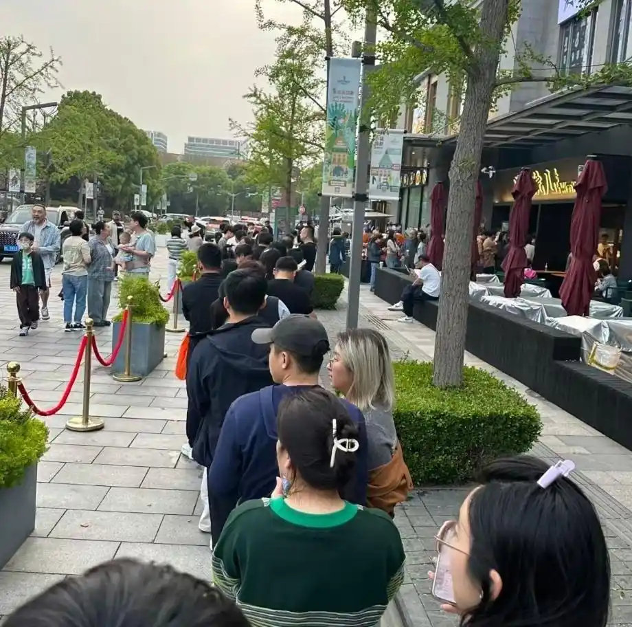 42岁文章上海面馆黄牛代排500块，有人下午排到天黑没吃上，他穿工服合影还手写道歉牌，网友：这碗32元油泼面到底还能火几天 ​
