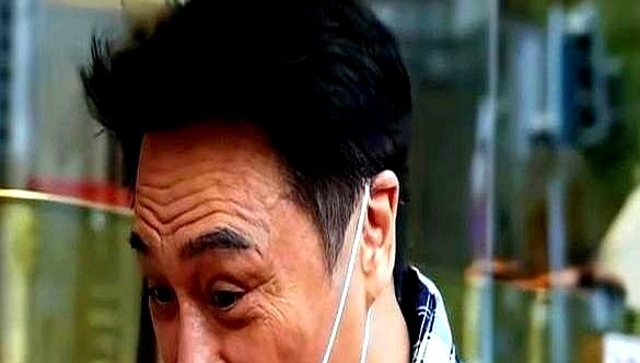 咬了一口兔头直接吐在桌上，尝了口鱼又当场点破不新鲜。64岁的吴镇宇在成都探店，给所有假模假样的探店博主上了一课。

当着老板的面，他半点客套没有，撂下一句“营销大于口味”，扭头直接走人，留下老板僵在原地。

现在的网红店，心思全花在雇托排队和买流量打卡上，唯独食材糊弄敷衍。吃饭本是伺候舌头，结果全在