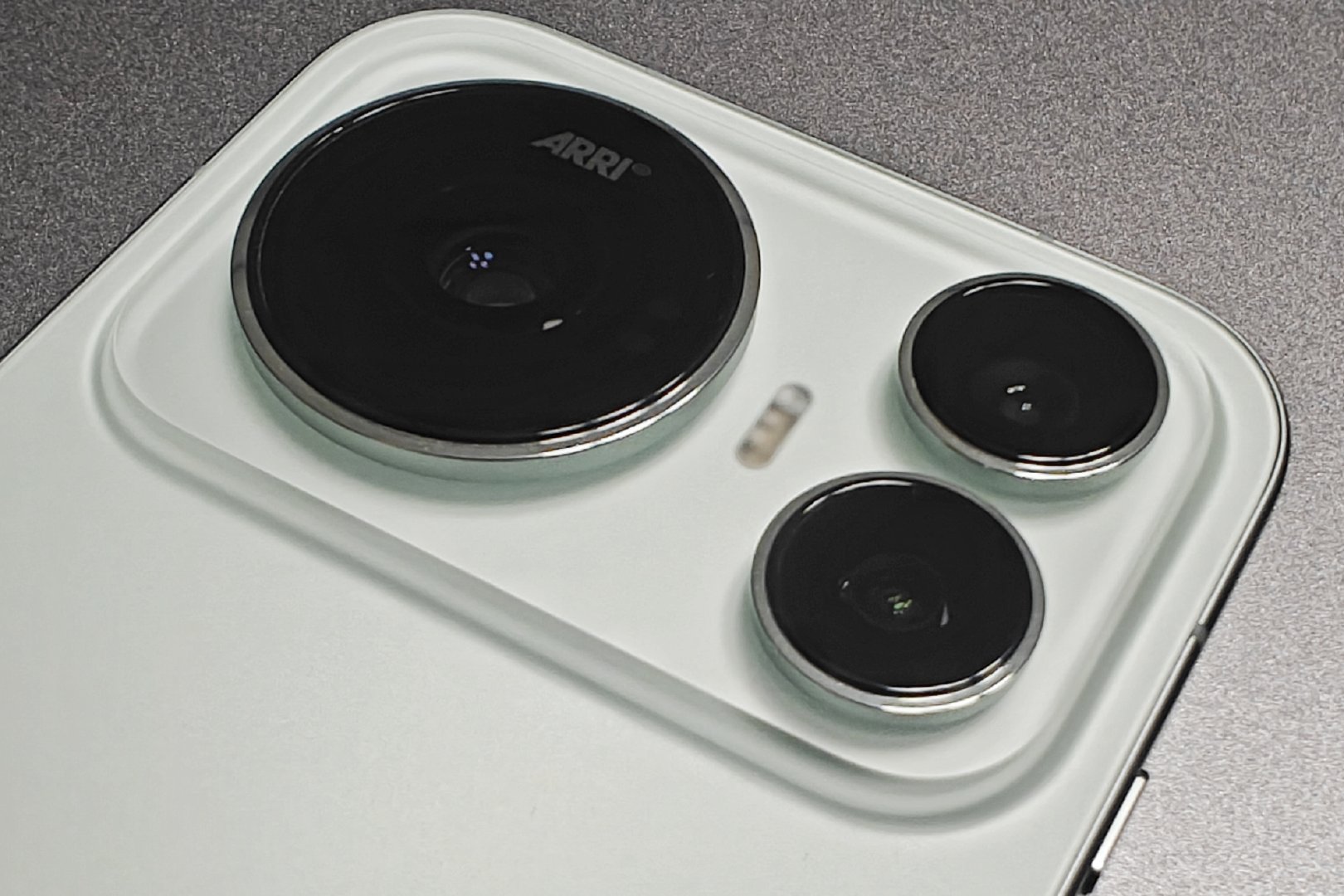 #荣耀[超话]# 荣耀Magic9上手体验，在拍照之前先给这部手机来一组定妆照。
手机影像正在重新定义便携光学系统的边界。
#数码体验##荣耀手机影像计划##荣耀Magic9系列上手评测# ​