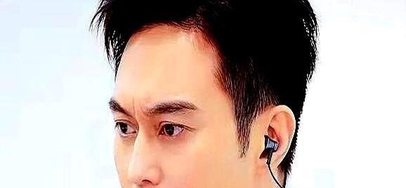 张智霖在台上求袁咏仪别再买包，转头亲舅舅曹查理就在采访里把老底全抖了：他赚的那些钱，够吃三辈子。
合着荧幕前那些“老婆刷卡我肉疼”的苦瓜脸，全是在给观众演段子。
真要缺银子，今年过银婚纪念日那阵仗能那么从容？
更绝的是前阵子巡回开唱，台下坐满，乐队席里坐着给老爹弹吉他的，居然是刚长大的儿子魔童