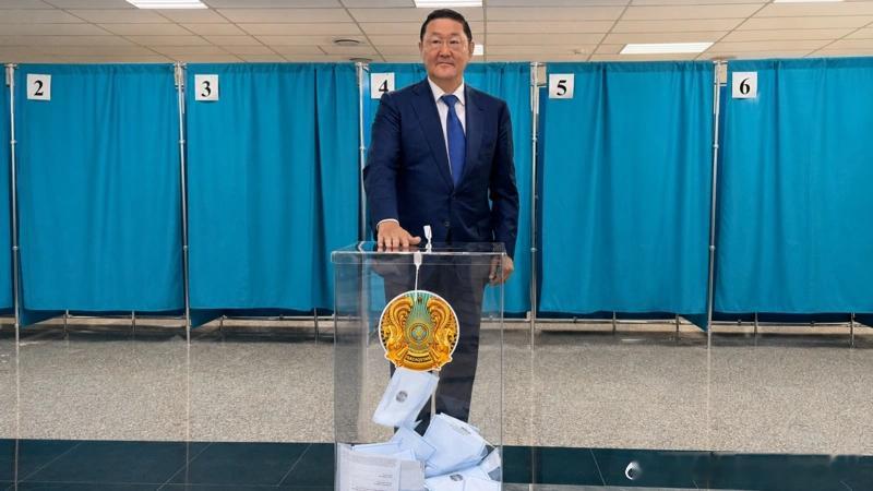 🗳️【总理别克帖诺夫及多名政府成员参加库鲁尔泰议会选举投票】

8月23日，哈萨克斯坦举行首届库鲁尔泰议会选举。总理沃勒扎斯·别克帖诺夫当天参加投票，多名政府成员及国家机关负责人也陆续前往投票站行使选举权。

副总理兼文化和信息部长阿依达·巴拉耶娃、总检察长别热克·阿斯洛夫，以及水资源和 ​