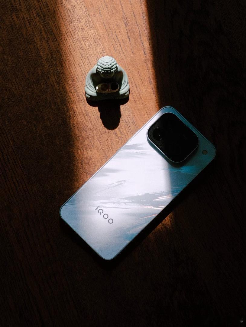 vivo X500 Pro Max采用2K 144Hz蔡司大师色彩屏，屏幕体验直接拉满，寿命更长、可视角度偏色改善提升#张萌马天宇为了吃瓜一直不和好# ​