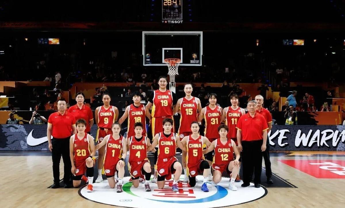 女篮世界杯四强正式出炉！
美国、西班牙、德国、法国成功会师。四场1/4决赛比分：美国108-56匈牙利，西班牙89-66澳大利亚，德国93-74比利时，法国90-61中国。
最让人意外的，是世界排名第五的比利时女篮爆冷出局。外线失准、篮板被抢爆、罚球也拉胯，太依赖核心球员；反观德国队坐拥主场，全队6