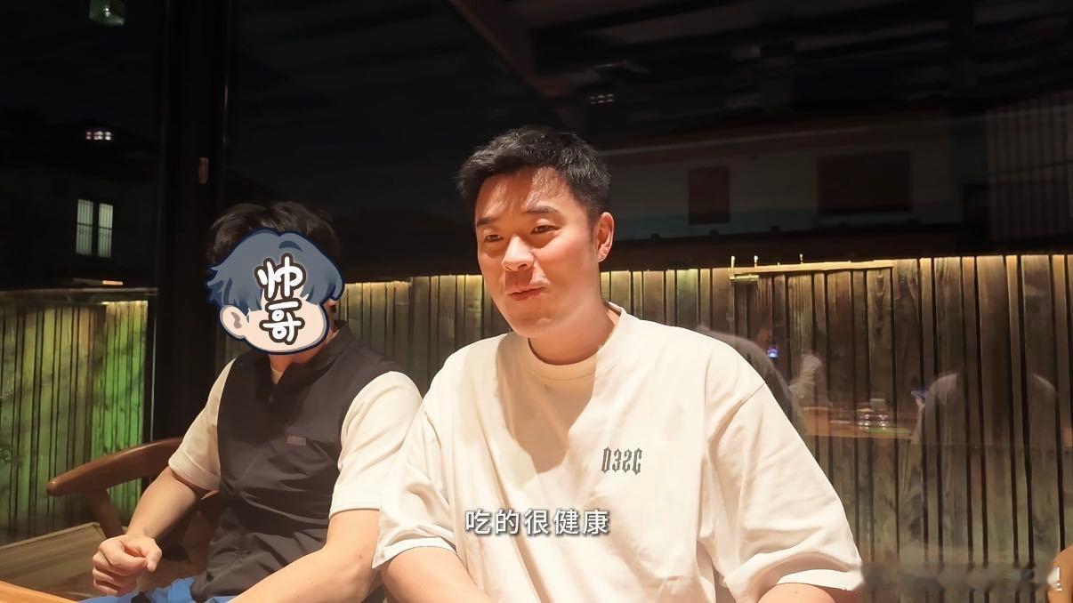 #陈赫一家四口和孙艺洲聚餐# 陈赫一家聚餐把孙艺洲拉上了，人家没化妆嘛，贴心打码还嘴欠叫"打码人"，好兄弟没跑了[爱慕][爱慕]#陈赫Vlog里叫孙艺洲打码人# ​