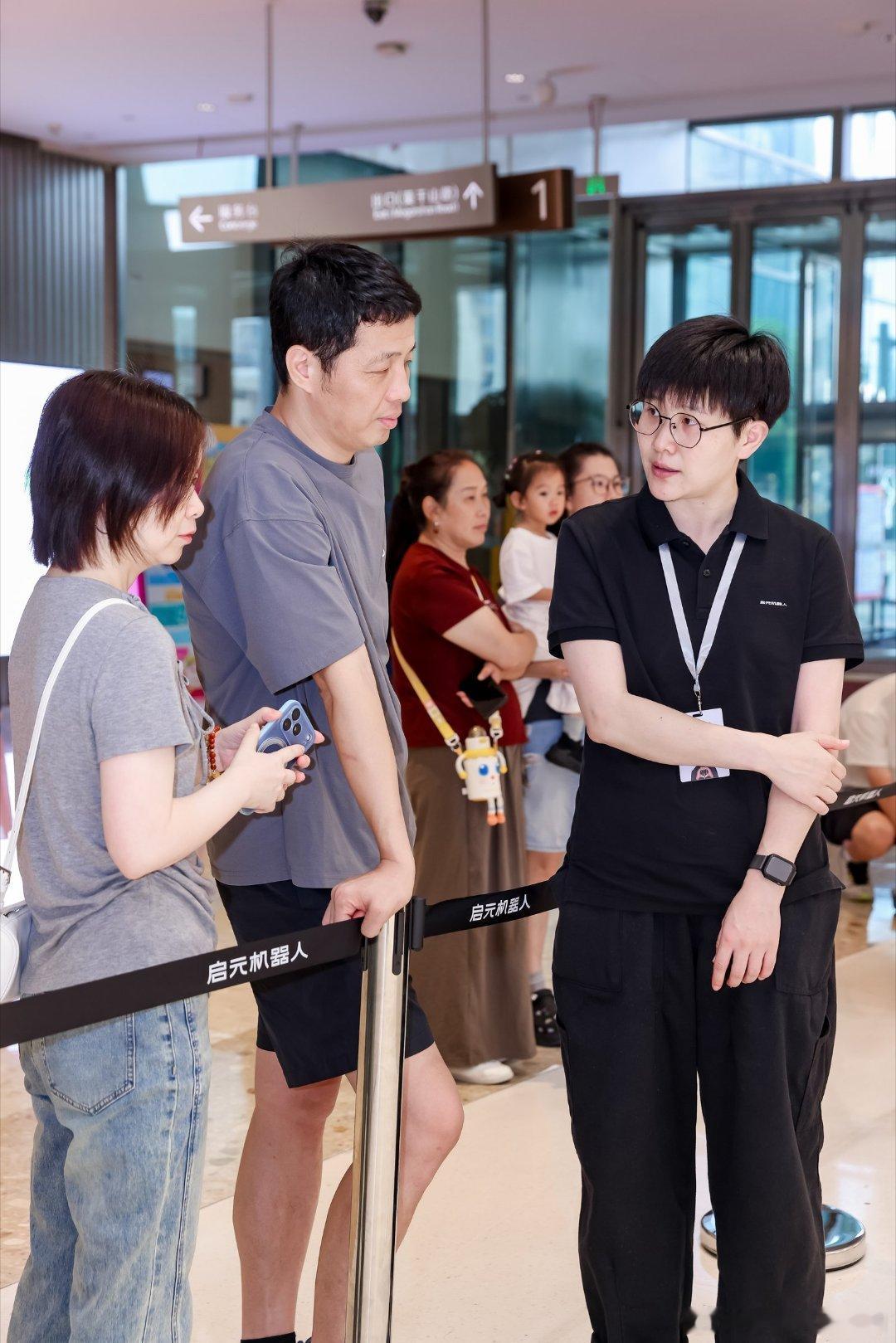 #在杭州解锁来自未来的新鲜体验# 以前人形机器人大多只能在展会远远看，现在在杭州，能近距离接触启元机器人，牵手对话，亲眼见证个人机器人落地的成果。 ​