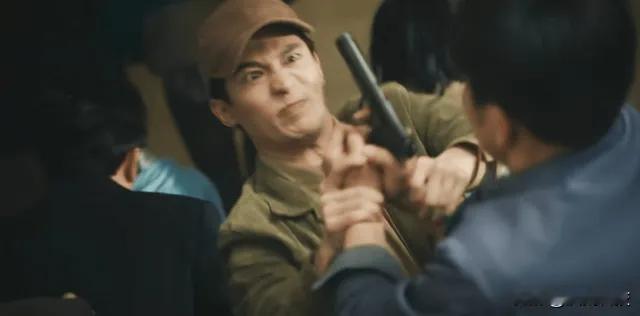 深藏二十年！《交锋》终极内鬼让人后怕
  
         谍战剧《交锋》春雷一号行动展开之后，闽中国安一夜抓捕大批潜伏间谍，很多观众以为内鬼已经全部落网，殊不知真正的毒蛇还藏在队伍当中。
剧情里，曹了平出卖导弹机密，情报被捅到境外媒体大肆抹黑我国导弹实力，国安紧急提前启动春雷一号计划。二处新人小