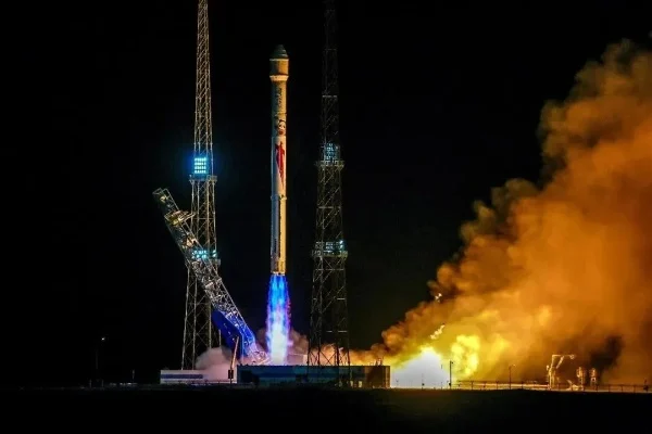 一个月连打两发，还都是一箭十星：朱雀二号这次送上去的，不只是卫星。

10月14日19时40分，朱雀二号改进型遥四运载火箭从东风商业航天创新试验区点火升空，把10颗卫星顺利送进预定轨道，任务成了。

这是朱雀二号系列的第10次飞行，也是蓝箭航天今年5月以来的第4次发射，一个月里连打两发。
这10颗卫