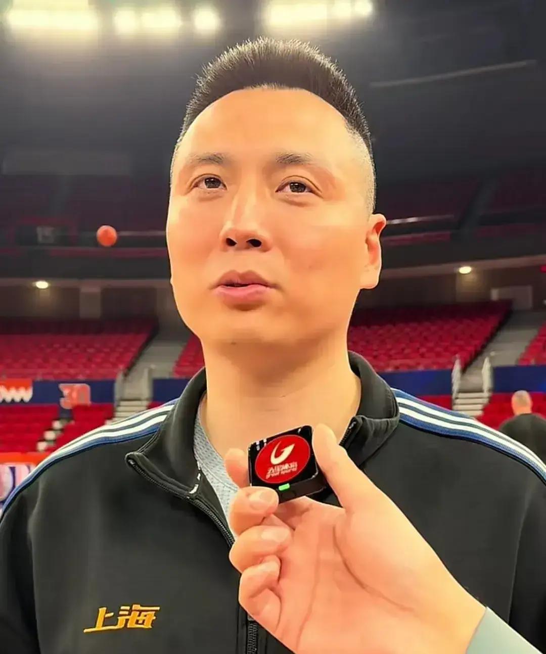 上海男篮内讧掀热议！卢伟公开回应怒骂洛夫顿的真正原因  上一场上海男篮...