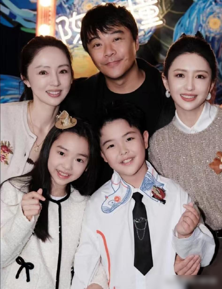 说真的，我刷到这条新闻的第一反应是：这才是当代精英式离婚的标准操作。

不是跟小酒窝闹掰了。

以前老觉得离婚对孩子伤害最大的是家庭破碎，看多了才明白，真正拉开差距的从来不是“离没离”，是“离完之后怎么安排”。陈思诚和佟丽娅这波操作，属实把“精英式育儿”演明白了——人都散了，教育规划照样统一战线，该