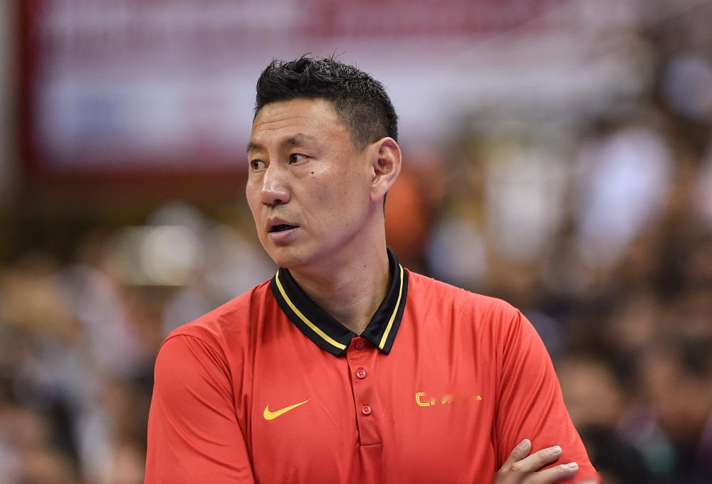 北京首钢把教鞭交给李楠，这步棋三个月前没人敢想。10月12日翟晓川撂了句实话，说李楠敢担责任，全队拍手叫好。季前赛三战全胜，周琦和布朗还没上。赵睿被摁着减重，防守端全队像换了副筋骨。新外援布朗、桑普森、沃特斯三人到位，本土班底周琦、陈盈骏、曾凡博全留着。李楠自己倒泼了盆冷水，说有什么人不一定能怎么样