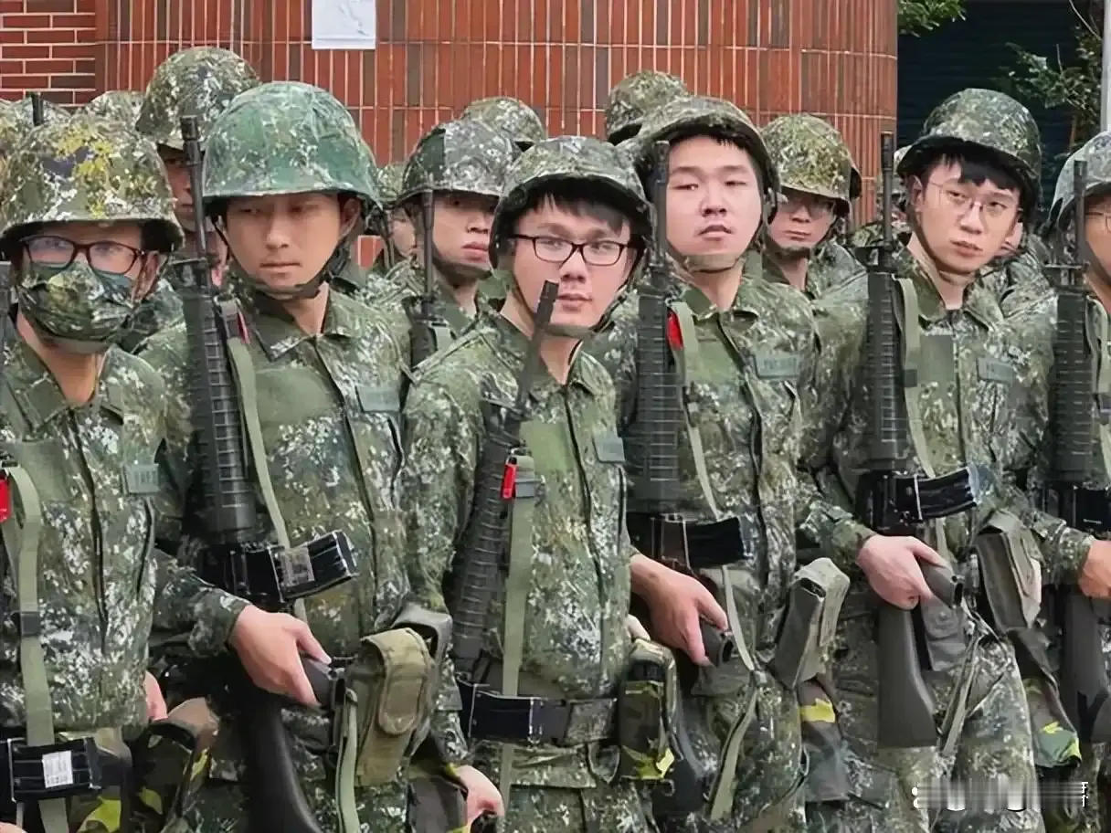 两岸统一后，台湾军人的安置方式
两岸统一后，台湾原有防务体系将全面规整，国防主权收归中央，台军会按分类施策、温情安置、规范整编的原则平稳过渡，全程稳妥有序、人性化落地。
首先，台独顽固骨干与顽固对抗人员会依法追责、清除出队伍，彻底剥离分裂势力，杜绝安全隐患。普通基层官兵既往不咎，不受牵连，保障个人权
