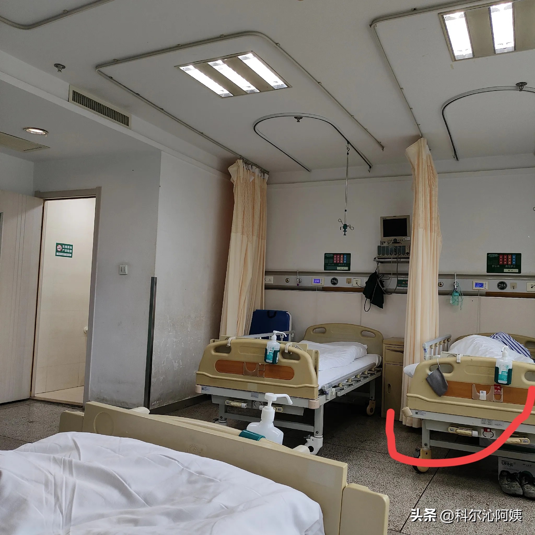 老公对面床的患者是急诊送过来的一个中年男子，护理的也是一名中年男子。
护士过来问