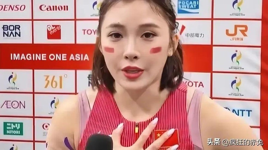 预赛13秒18自评0分决赛带伤摘铜，吴艳妮从12秒74跌到13秒12的这0.44秒，日本俩对手跑出12秒60，她说的“有成绩就好”到底算清醒还是认输
9月27日晚的名古屋瑞穗公园陆上竞技场，雨战。吴艳妮站上第五道起跑线，身旁是预赛双双跑出12秒85的福部真子和中岛瞳。起跑反应0.192秒，比她预赛的