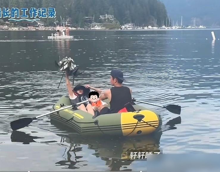郑恺一家五口全在温哥华山里泡着，划船徒步，老婆苗苗素颜出镜，俩孩子满地跑。
这画风跟内娱那帮拼命三郎完全两个世界。别人在红毯上卷高定，他在松鸡山当野人。
但你别真以为他退圈了。人刚拍完程伟豪的《消失的人》，演唐宇，悬疑赛道。那边《奔跑吧》特辑也没断，九月还在棚里连轴转。
一边是温哥华的湖水，一