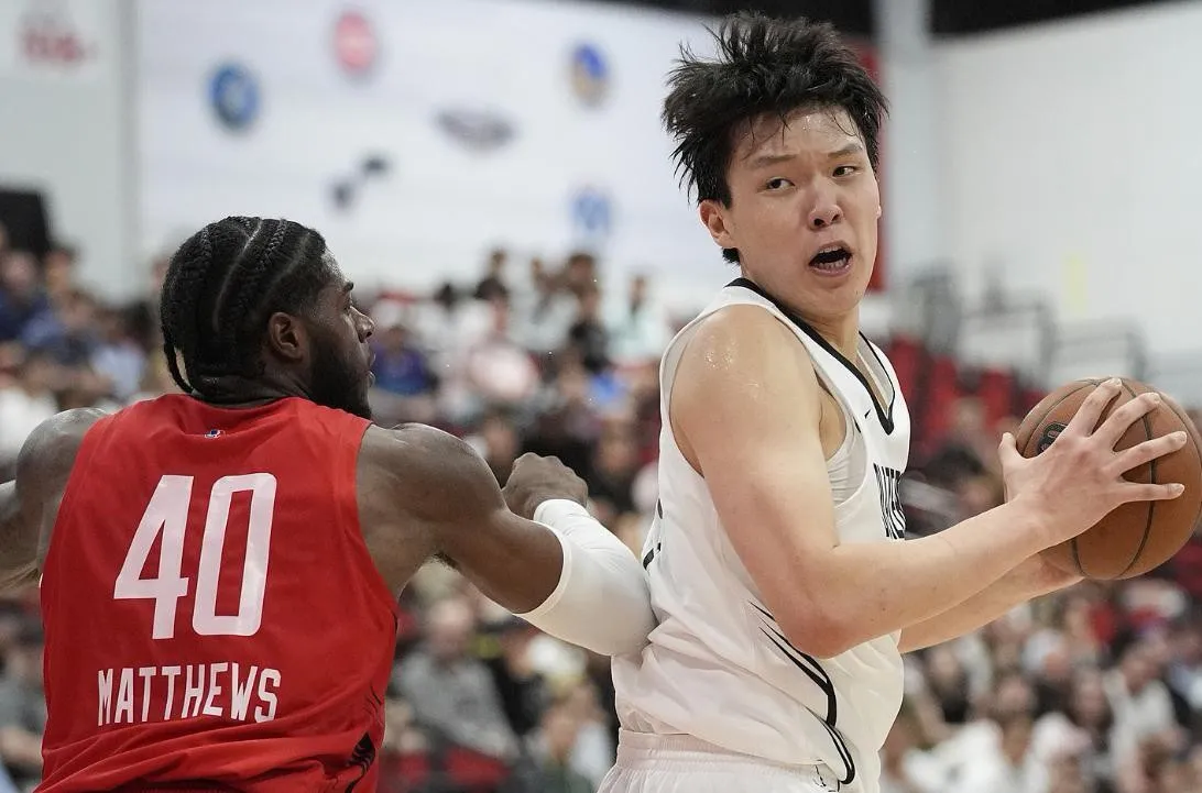 开拓者123-118险胜勇士！杨瀚森亮眼登场，本场透出四大看点


北京时间10月8日，NBA季前赛迎来一场较量，开拓者坐镇主场迎战勇士。本场勇士处于背靠背赛程，在前一天击败湖人之后，球队选择轮休全部主力，派出一套替补阵容出战；开拓者这边则摆出莫兰特、利拉德、阿夫迪亚、卡马拉、克林根的首发阵容。值得
