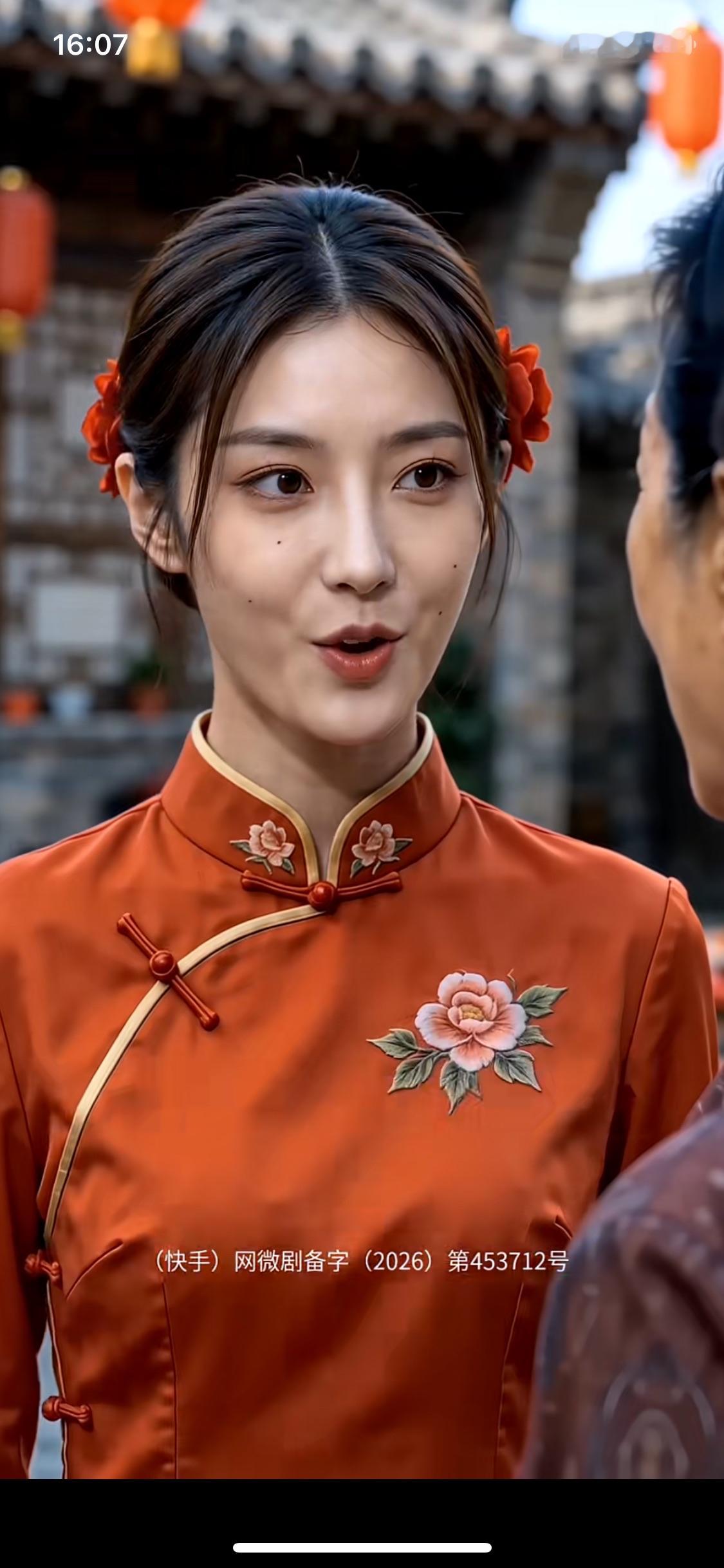 这姑娘穿着旗袍真漂亮。
旗袍这东西真的太挑人，根本不是瘦成纸片就能撑起来的。之前看许晴在《邪不压正》里的素色旗袍造型，没有多余花哨的设计，就靠她挺翘的臀线和流畅的身型，往那儿一躺都满是风情，姜文给的近景镜头连线条弧度都恰到好处，完全把旗袍藏着的那股媚劲儿揉出来了。
前阵子刷到赵县的胡姐，一身红底绣牡