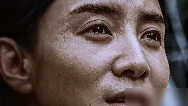 宋佳拿飞天奖那天，一堆人喊不配，说她演张桂梅太“漂亮”了。结果呢？十天之后，金鸡奖最佳女主提名名单出来了，宋佳靠《志愿军》里的林月明又挤进去了。
翻翻她这几年的账本：《悬崖》里那个让人脊背发凉的顾秋妍，《人世间》里把周蓉演得全网追着骂，《萧红》更是一个人扛起整部传记片。电视剧三大奖拿全了，电影圈现