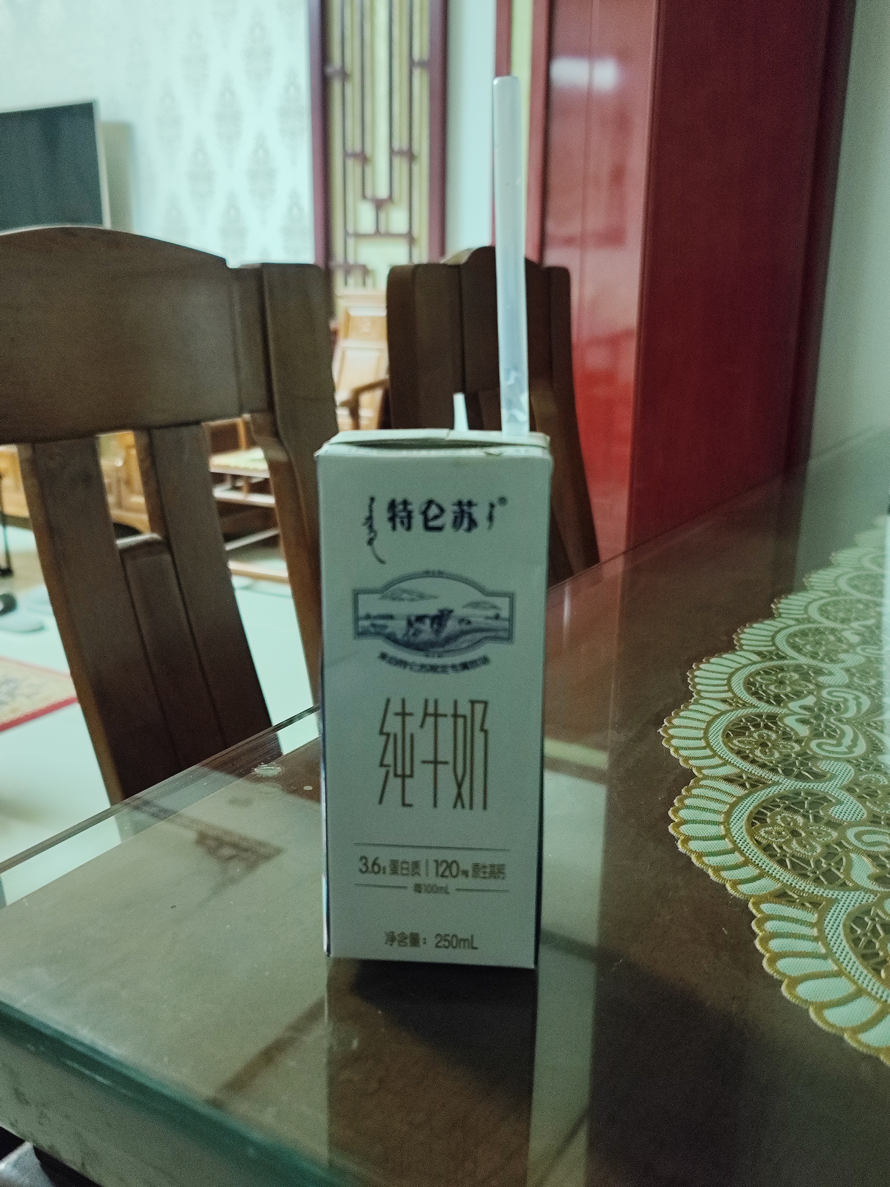 1⃣️给饼弟做的茄子肉卤子配面条[收到]本想吃昨天冻起来的米粉一冻一整个大完蛋[淡淡的]哈密瓜荔枝酸奶没有难喝的义务[点赞][点赞][点赞]
2⃣️问：嘴巴子馋，不知道吃啥怎么办？[晕]（看了一圈美团没整出来个爱吃的[裂开]）这面还不错[干饭人] 就是烟熏火燎味很重，不爱烟熏火燎的慎入[吃瓜]
3⃣️答 ​