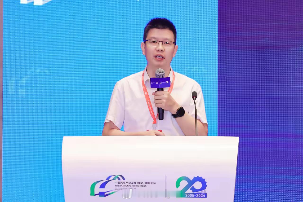 赛力斯总裁刘宗成在泰达论坛说了一句话：“汽车产业最大的风险不是慢，是速成”“靠低价赢不了未来”。话说得漂亮，方向也对。但看数据：赛力斯8月新能源销量24244辆，同比下降43.96%，问界系列跌了49.68%，接近腰斩。前8月新能源累计销量22.73万辆，同比下滑12.58%。9月15日，华为刚把问界的产品定义、品牌营销、渠道零售全部交回赛力斯主导。一个销量腰斩、刚刚“断奶”的品牌，转头在行业论坛上讲“质量领先”。不是道理错，是时机太巧——华为店门关了，赛力斯必须学会自己讲故事。刘宗成的“速成车”言论，踩中了行业监管收紧的节奏。工信部刚要求传统车不低于3万公里可靠性验证，四部门启动为期一年的质量专项行动。但赛力斯真正要回答的问题不是“速成车”，是华为光环消退后，问界拿什么独立撑起50万以上的高端溢价？