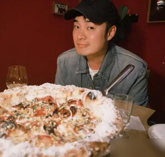 十多年硬扛，终于爆了。
陈赫直播里说出口的那一刻，弹幕瞬间沸腾了。
这个在镜头前永远嘻嘻哈哈、像窜天猴一样的男人，终于亲口承认自己扛不住了。
9月初，他确诊了严重的L5腰椎滑脱，疼得连身子都直不起来，只能暂停部分工作去做理疗休养。
这颗雷，早在2014年《跑男》第一季第一期就埋下了。当时在指