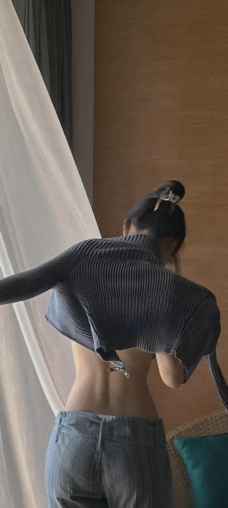 李菲儿性感美背，这蛇腰不去拔罐可惜了啊！  真是让人目不转睛，完全无法...