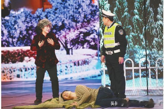 《扶不扶》：这是2014年央视春晚小品，讲述了小伙子郝建遇到摔倒的老太...