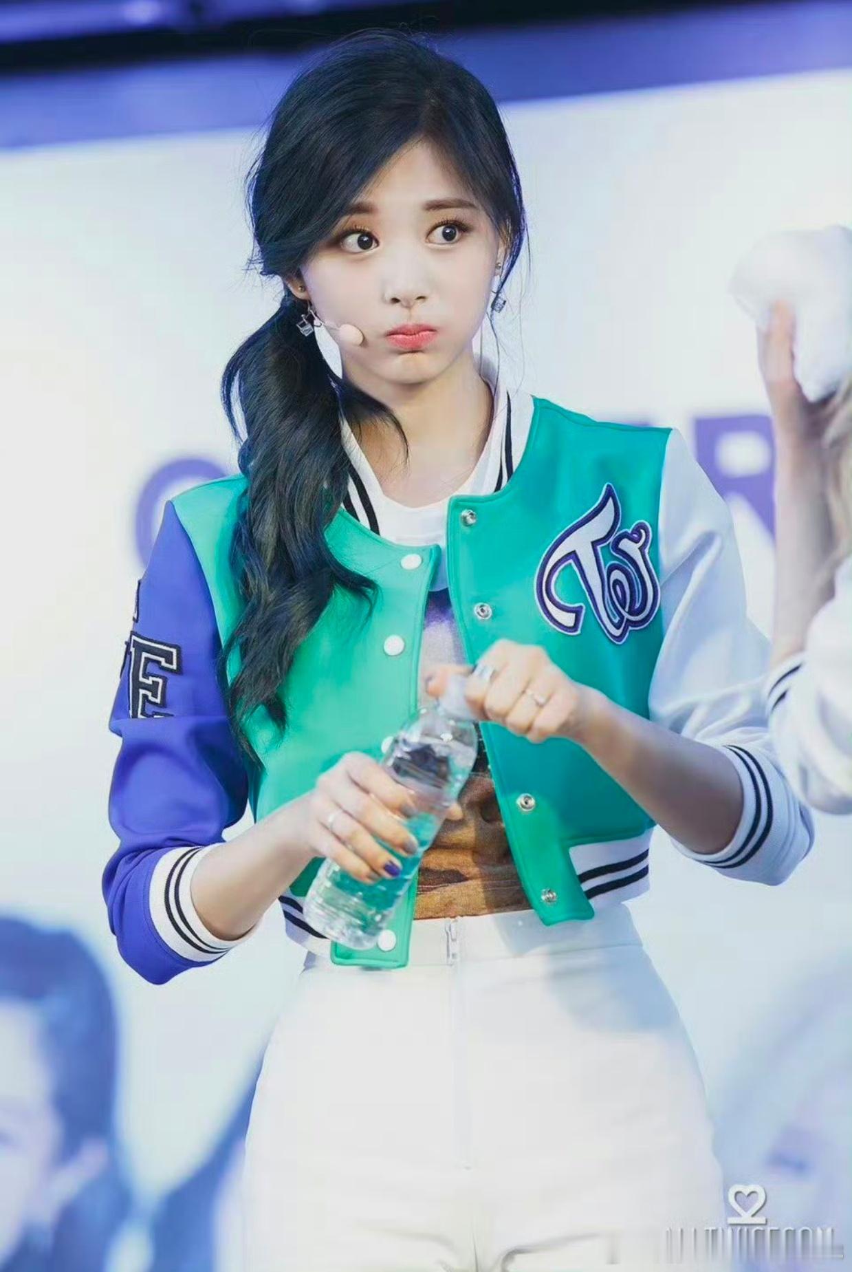 #国台办回应周子瑜来内地发展##周子瑜[超话]##TWICE[超话]#
子瑜的立场早在韩国发展的时候就表态的很明白了

她会在别人让她用台湾话说几句，反驳 台湾话？不是中国话吗？
她家的美容院广告里写的是中国台湾省
疫情期间给内地捐了30万...

不是为了回内地发展，而需要所谓的用政治立场换取什么东西。
 ​