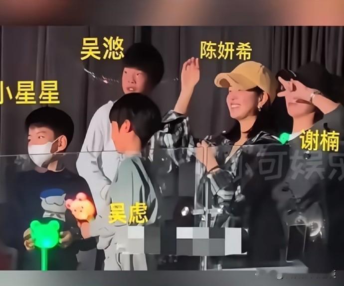 娱乐圈最舒服的育儿状态，被陈妍希和谢楠完美拿捏了！

两位小朋友早就一起习武许久，从小结伴练功、一起长大，相处模式格外活泼。见面打打闹闹、追逐玩笑，对于习武小孩来说，真的是再正常不过的日常。

画面里孩子互相切磋玩耍、嬉笑打闹，没有拘谨拘束，氛围感特别真实。最让人圈粉