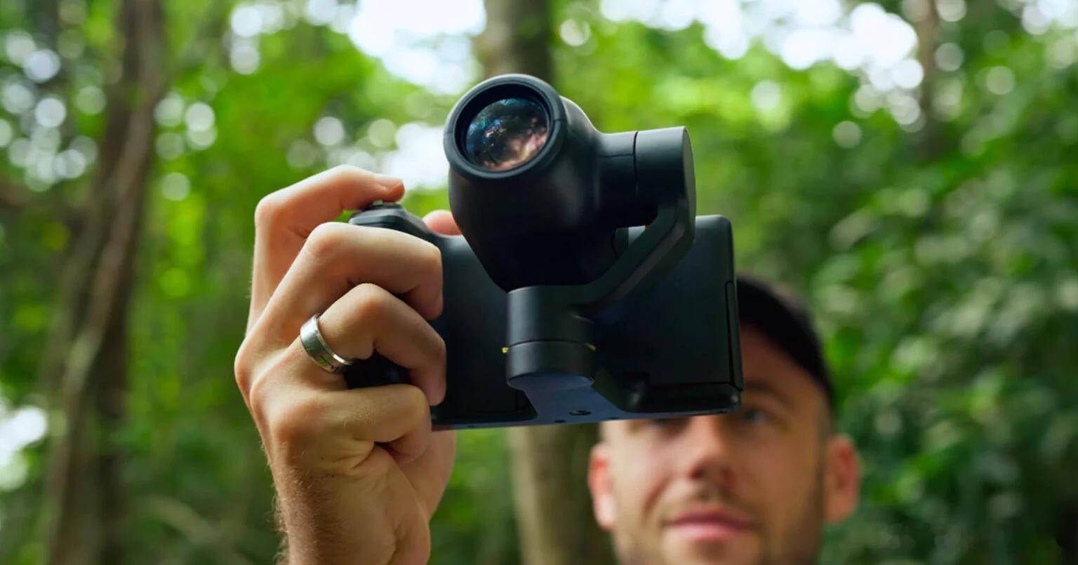 FarseerTech由前大疆（DJI）工程师创立，其机器人超长焦相机RocXZoom已在Kickstarter上筹集25万美元。该相机支持50倍混合变焦、电动云台旋转和俯仰，并具备AI主体识别功能，主要面向野生动物拍摄和户外观察。虽然产品概念颇具吸引力，但实际性能仍有待独立测试验证，尤其是弱光环境下以及搭配较重镜头 ​