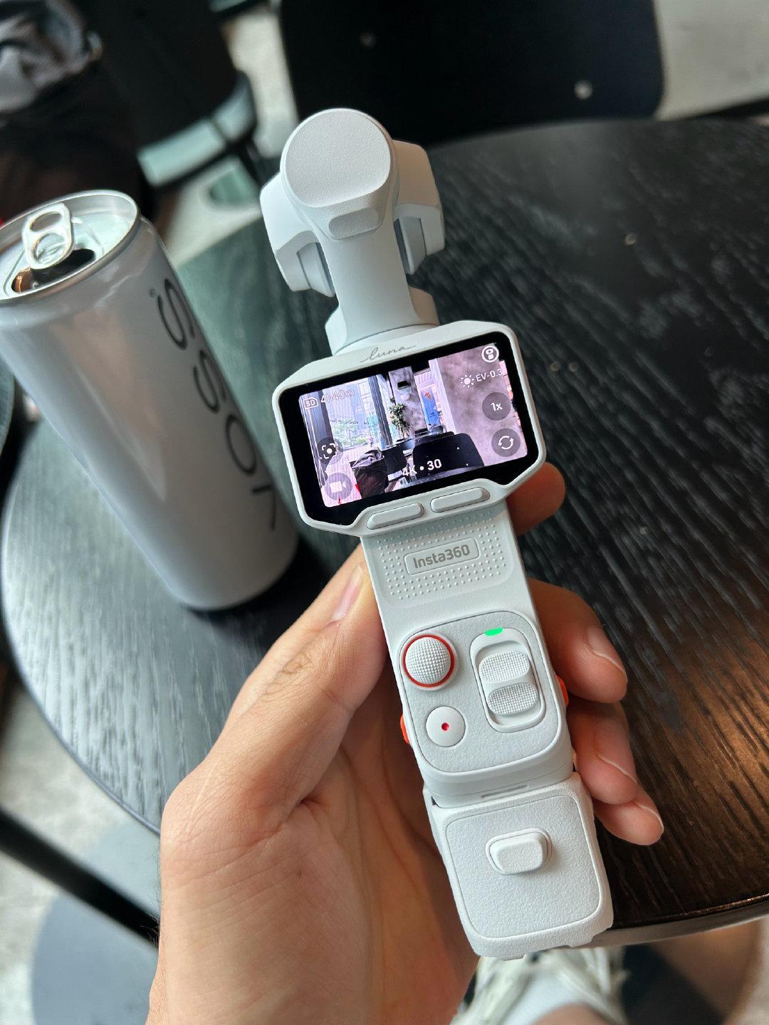 Insta360 Luna Pro整挺好，刚才简单试了下

操控速度很快，颜色质感观感不错

看着是小徕卡，其实又像小富士[doge]

#影石lunapro#  ​