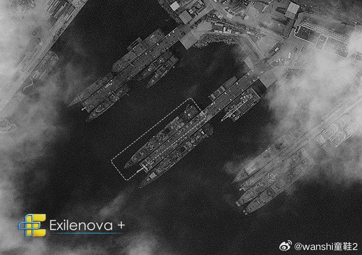Exilenova+ 卫星图像证实，俄罗斯护卫舰“埃森海军上将号”今日出现在新罗西斯克海军基地。乌克兰国防部情报总局此前报告称，该舰上层建筑遭到打击并引发火灾。目前仍在等待更高质量的图像以评估损坏情况。===这地方最近被打击不少。。这护卫舰还会挨揍吗？#俄乌局势新进展# ​