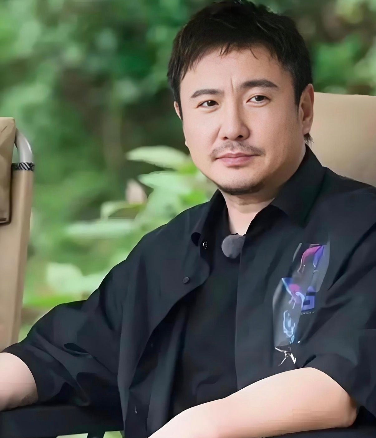 看来大环境确实不太好，一个综艺节目全露出来了。
白敬亭、王安宇下半年忙的拍戏，结果李小冉、沈腾居然说自己没戏拍了。
在《现在就出发》中，沈腾问大家最近都在干嘛？
黄景瑜、白敬亭他们都说忙着拍戏，只有沈腾默默地说：你们都在哪儿找的工作，我都休息半年多了。就连李小冉都问：你们还有戏拍啊 ​