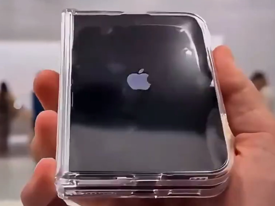 #iPhone Duo# 
别给我转了，这个视频基本可以确定是AI的，最后一个展开屏幕的桌面细节（图6）太假了......[允悲] ​